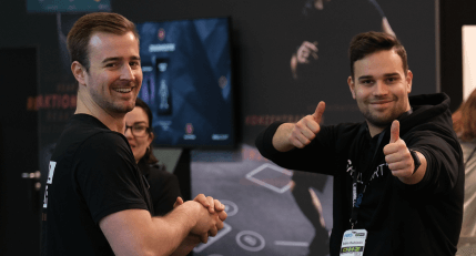 SKILLCOURT Mitarbeiter SKILLCOURT Mitarbeiter bei einer Messe, die lächelnd in die Kamera schauen und Daumen hoch zeigen
